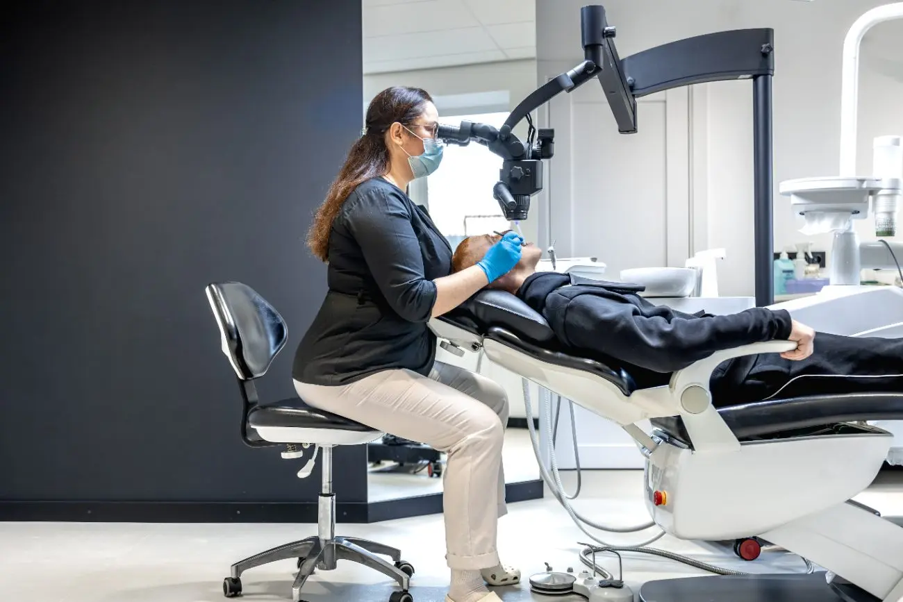 Behandlung unter dem Dentalmikroskop